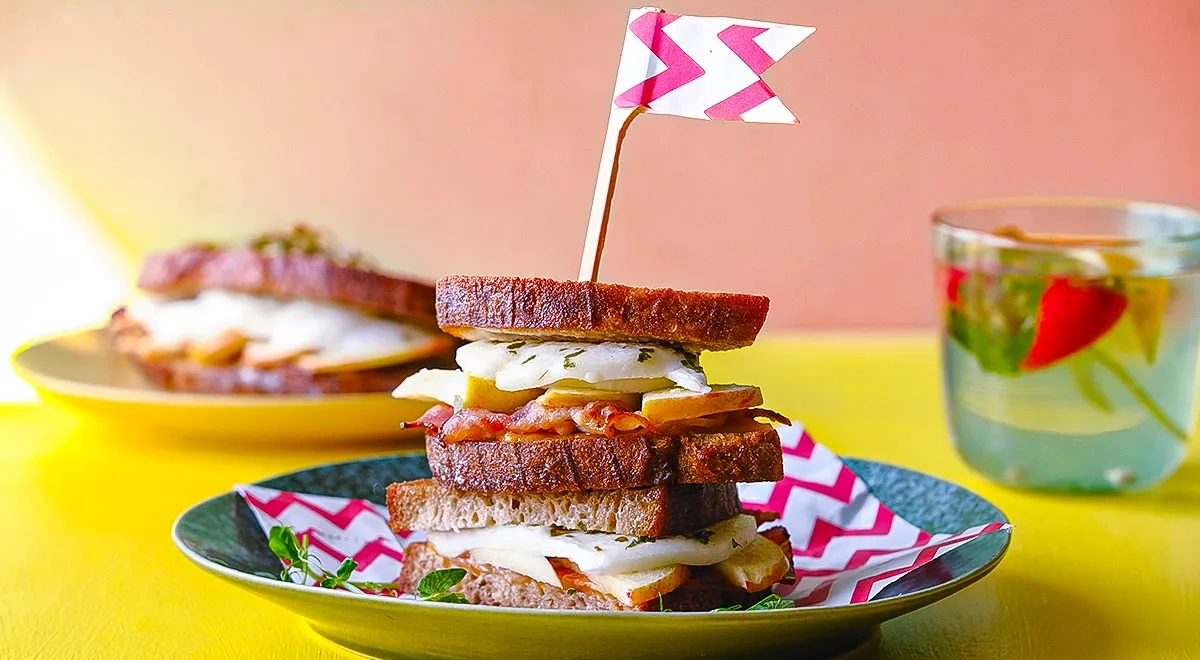 Сэндвич гриль с яблоком и беконом