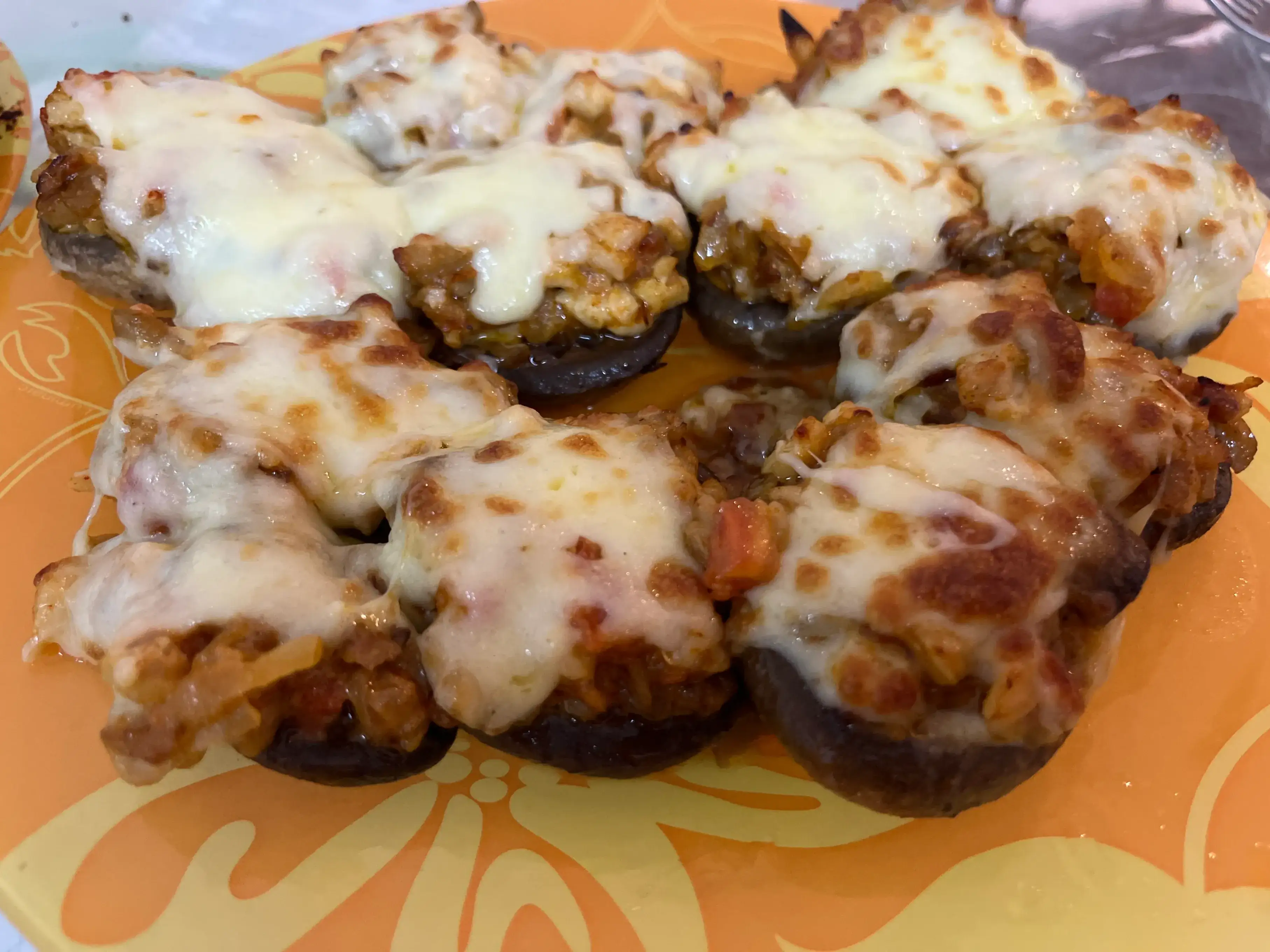 Шампиньоны под шапочкой