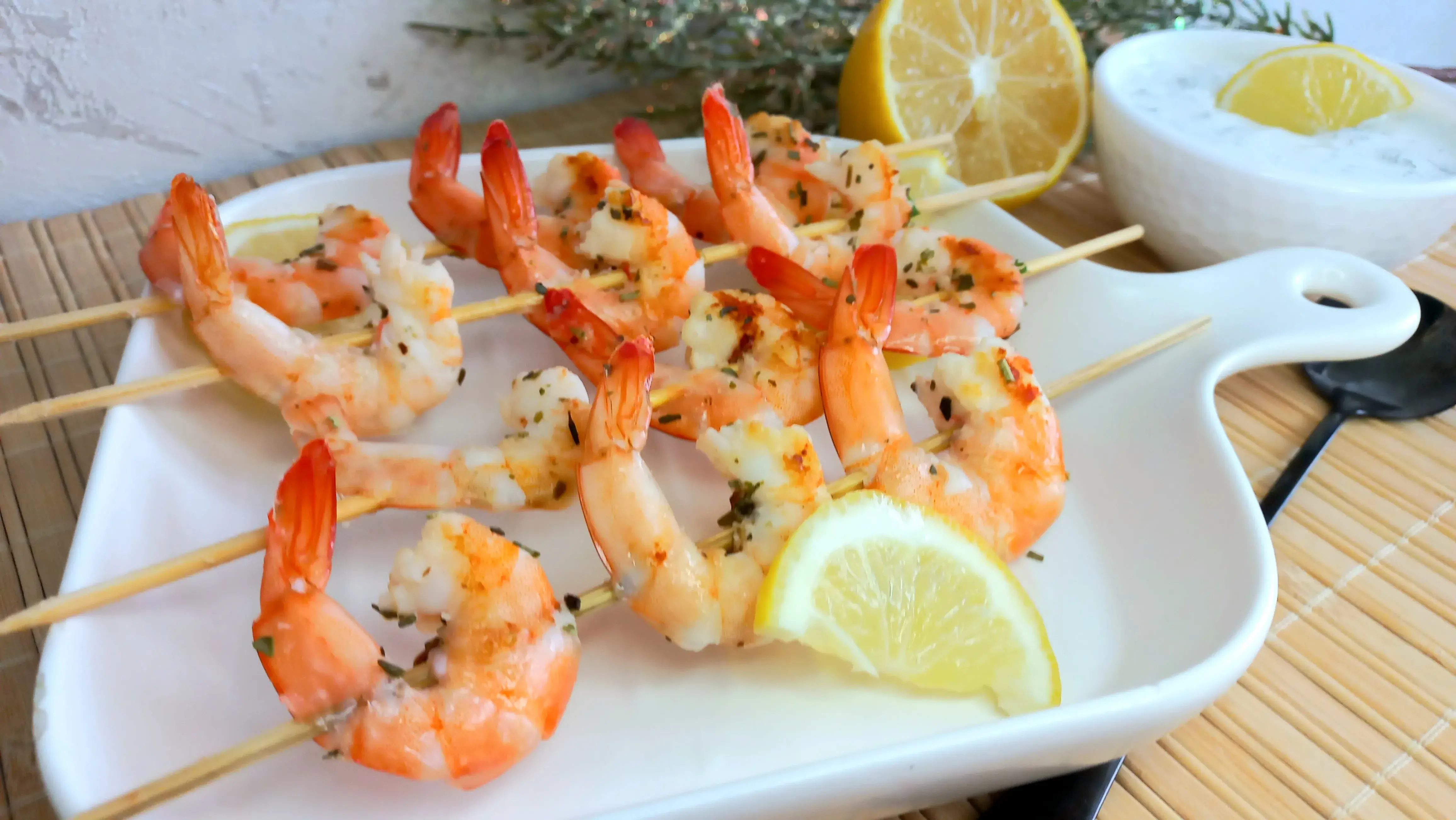 Шашлычки из креветок с итальянскими травами