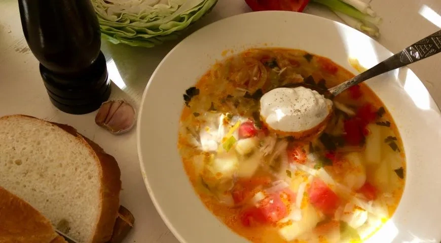 Щи из свежей капусты с курицей и помидорами