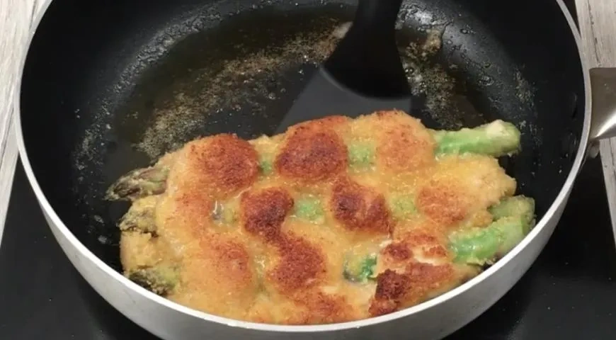 Шницели из индейки со спаржей