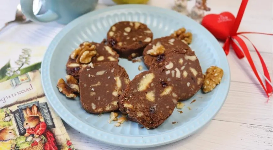 Шоколадная колбаска с вяленой вишней