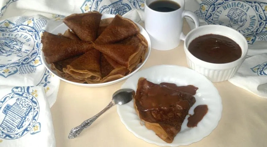 Шоколадные блинчики с шоколадным соусом