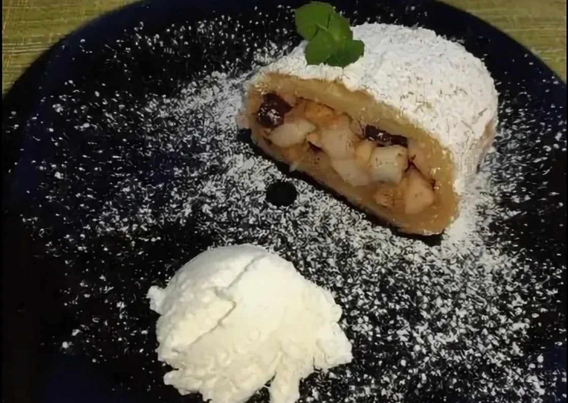 Штрудель с яблоком, корицей и мороженым