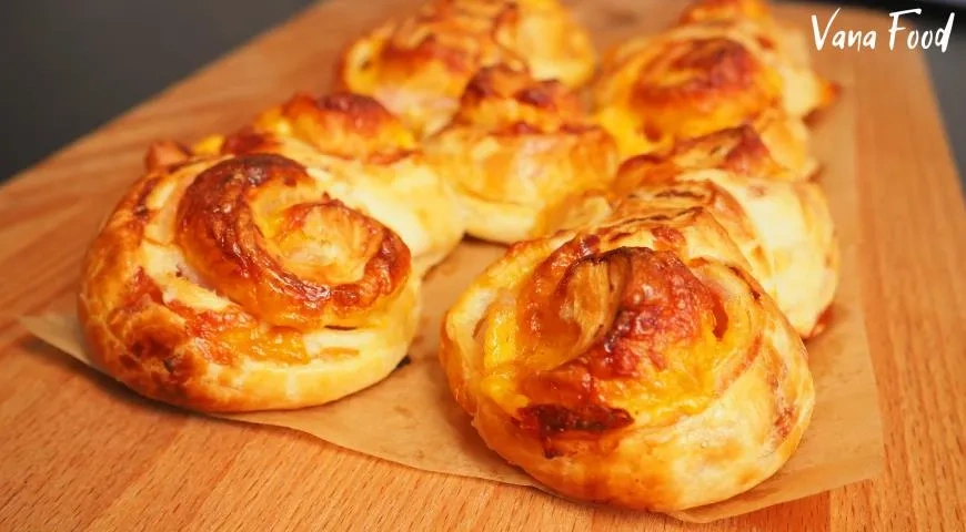 Синнабоны с беконом и сыром