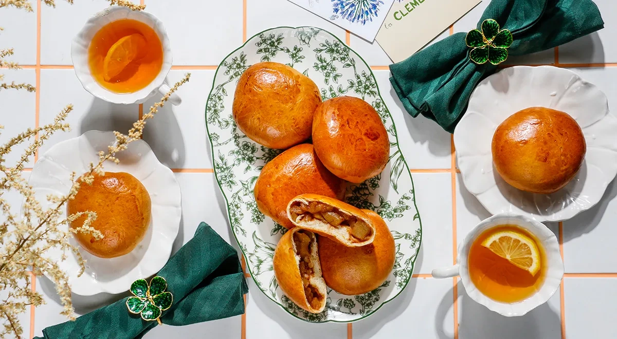 Сладкие булочки с яблоками и корицей