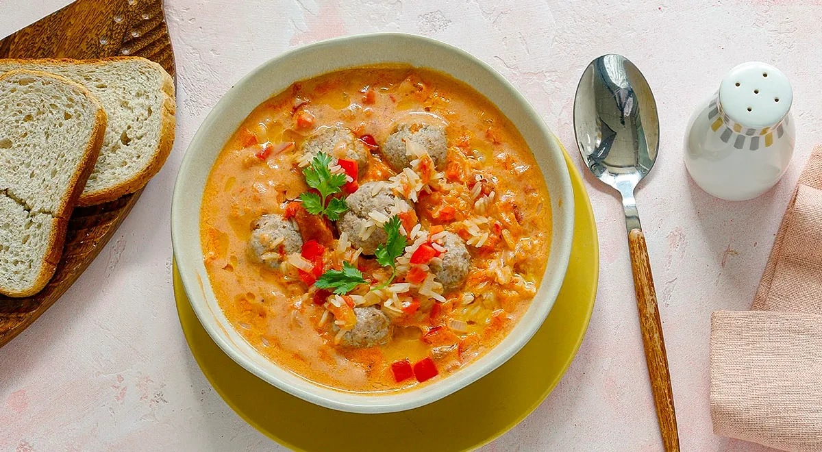 Сливочно-томатный суп с фрикадельками