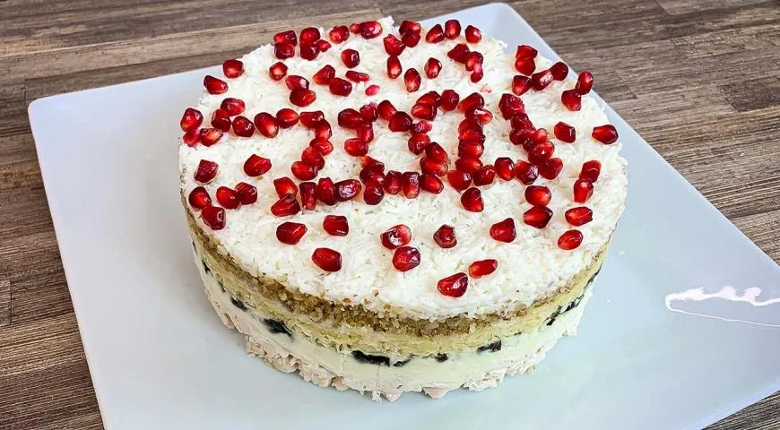 Слоеный салат-торт на праздничный стол