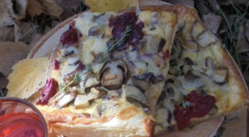 Слоеный пирог с белыми грибами и вялеными помидорами