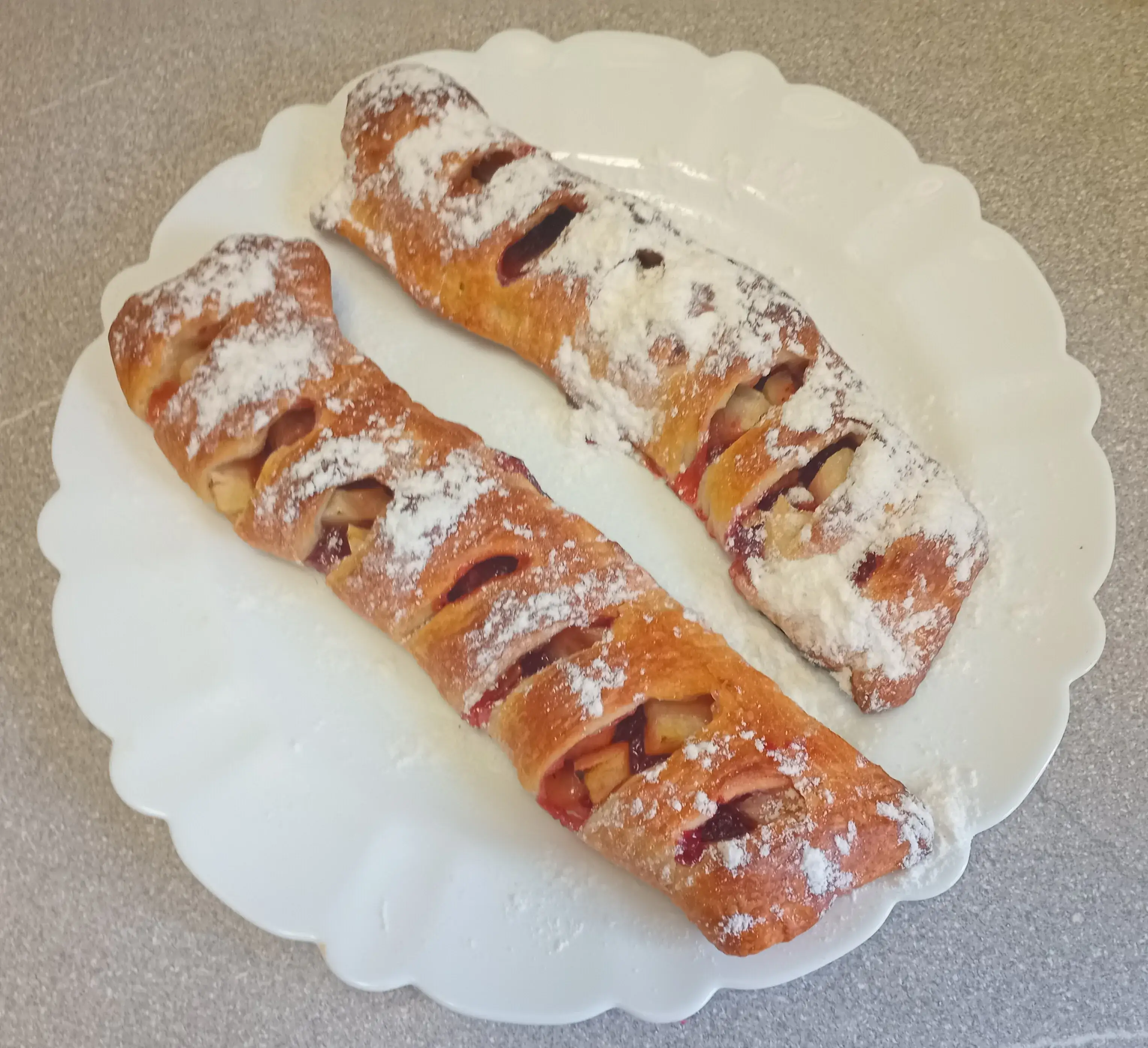 Слойки с брусничным джемом и яблоком