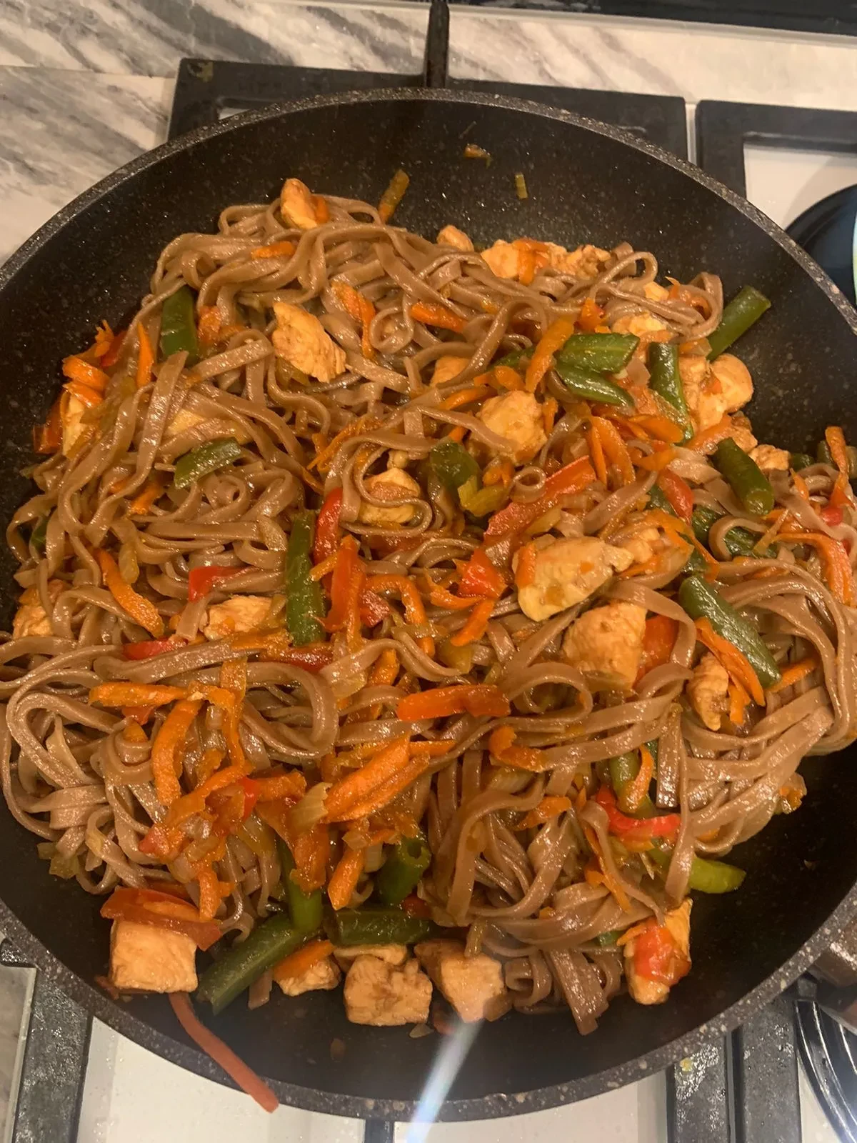 Гречневая лапша с курицей и овощами