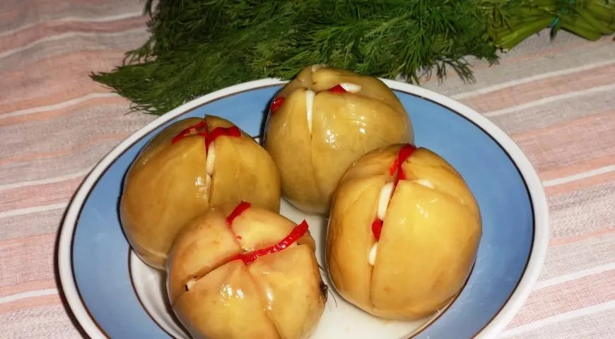 Солёные зелёные помидоры с острой начинкой, фото готового блюда