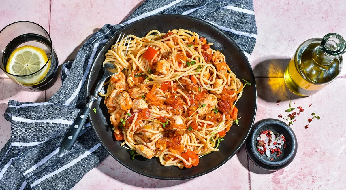 Спагетти по-домашнему с курицей и овощами в соусе
