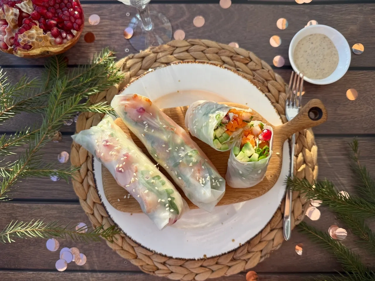 Спринг роллы с креветками, авокадо и гранатом