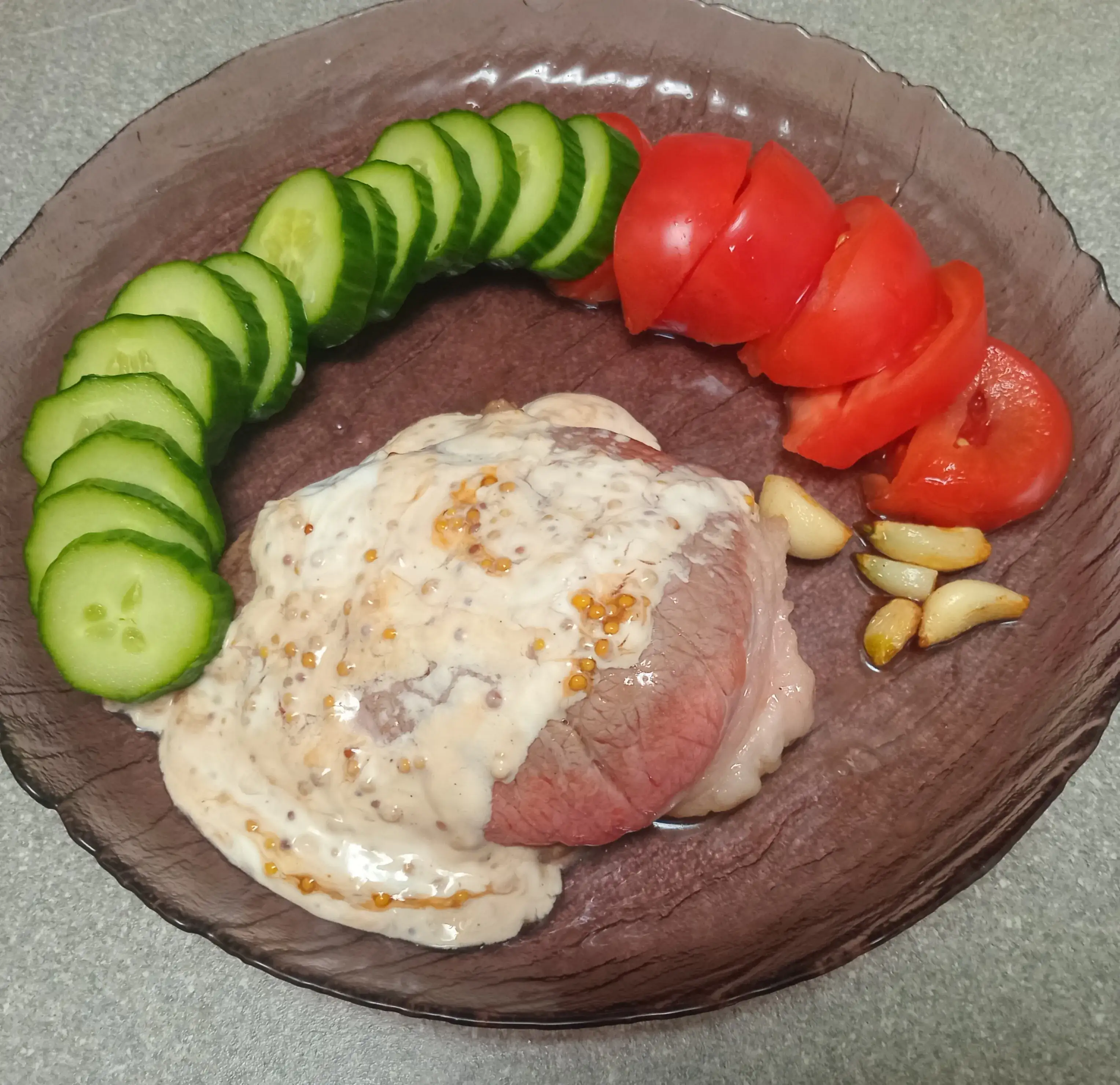 Стейк из говядины с соусом из зернистой горчицы