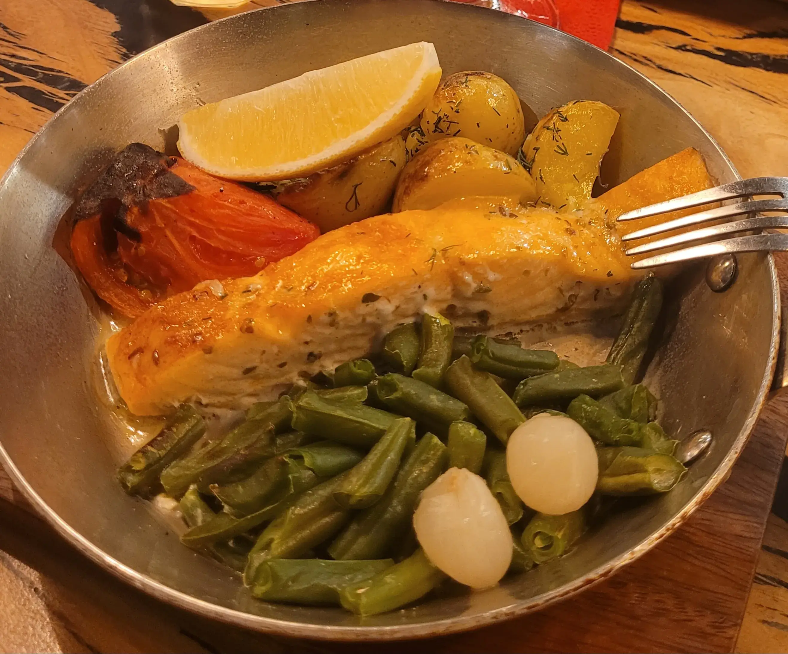 Стейки форели с овощами