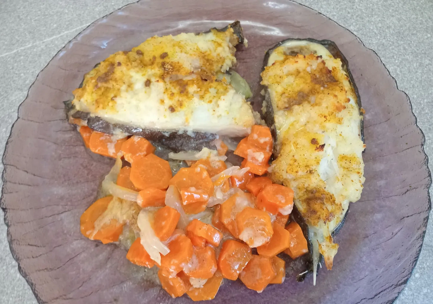 Стейки зубатки, запечённые в сухарях