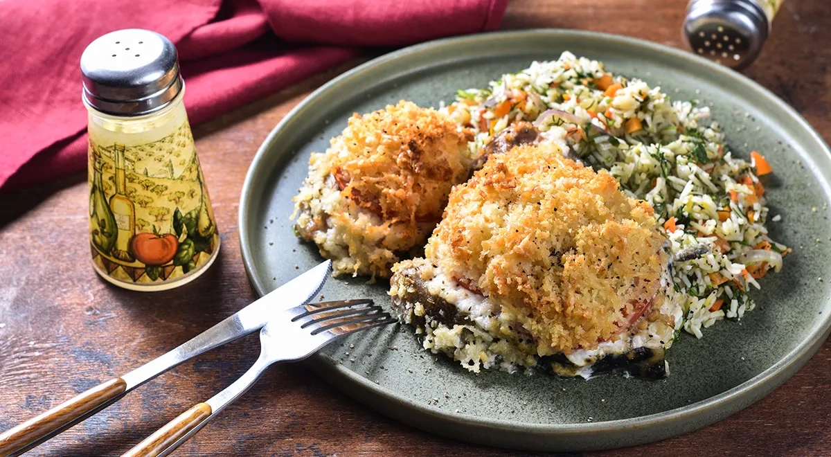 Стейк зубатки, запеченный с сыром и помидорами в духовке