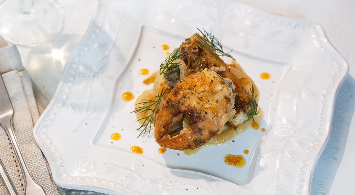 Судак с луком на сковороде