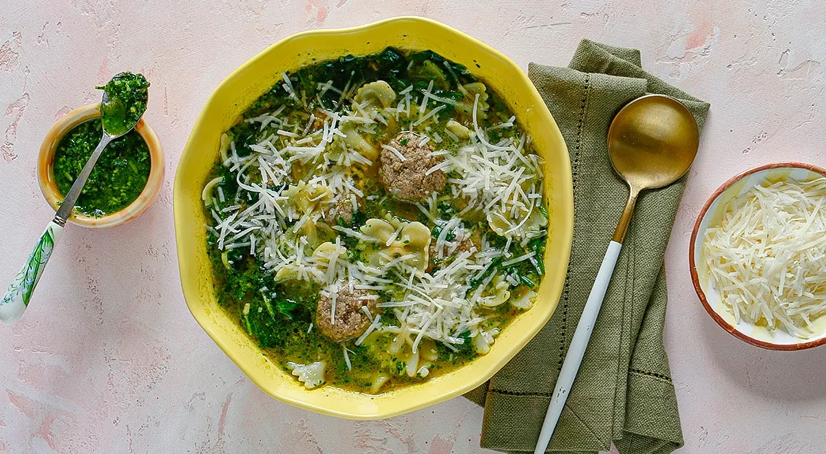 Суп с фрикадельками, шпинатом и песто