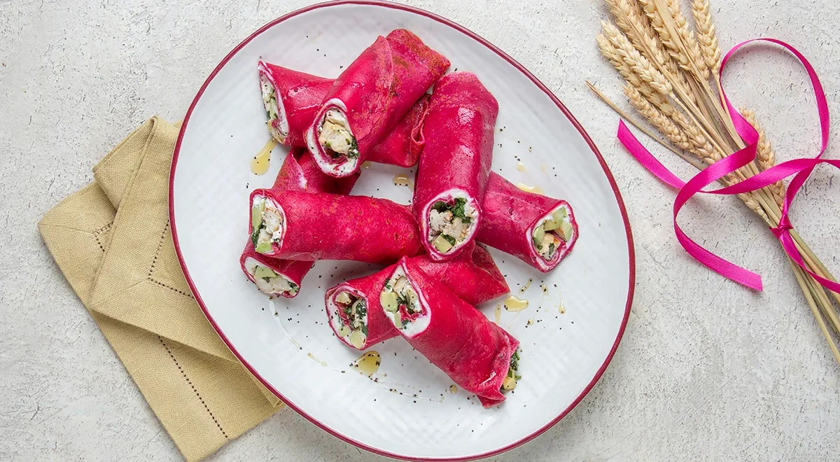 Свекольные блинчики с курицей и салатом из авокадо