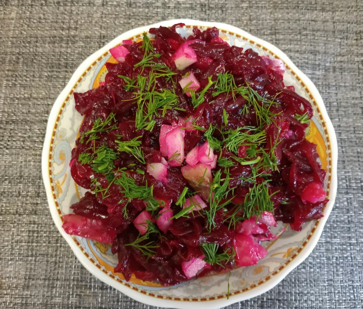 Свекольный салат с селёдкой