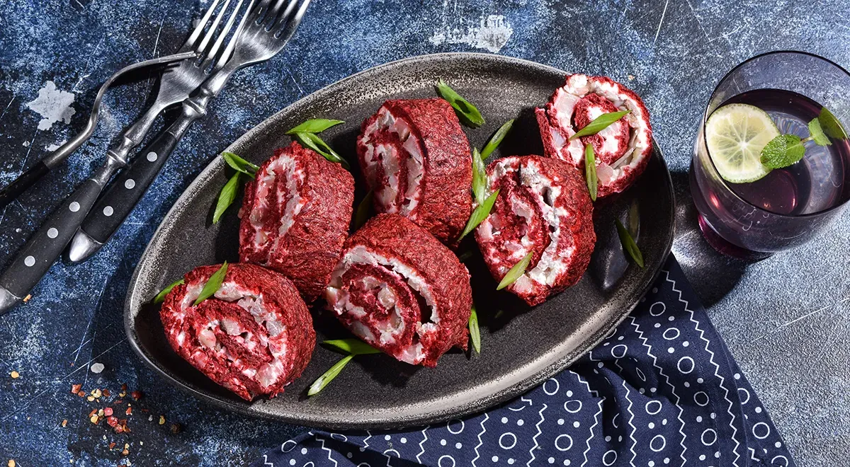 Свекольный рулет с сельдью и творожным сыром