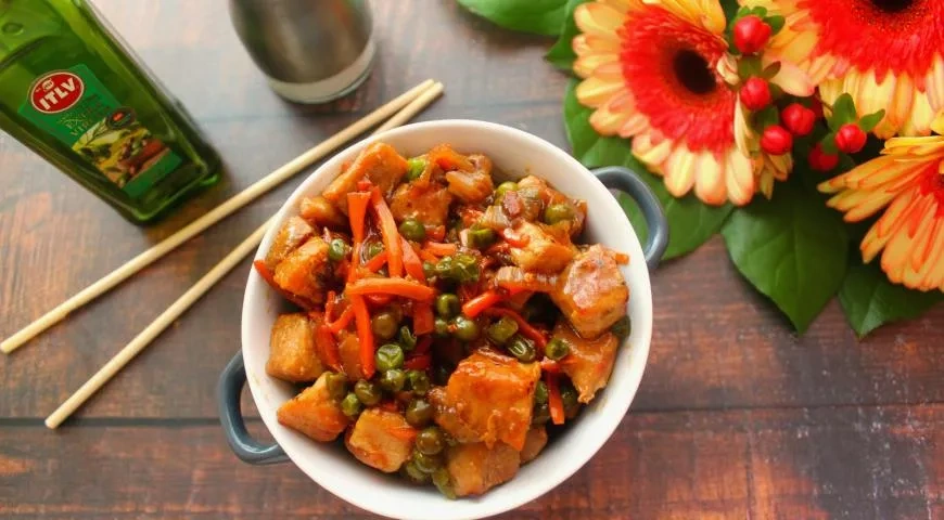 Свинина с овощами под соусом терияки