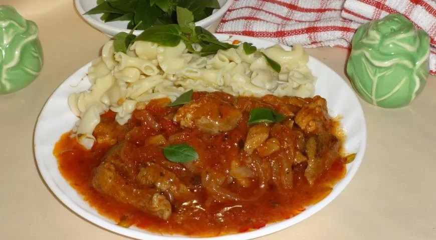 Свинина, тушённая в томатном соусе
