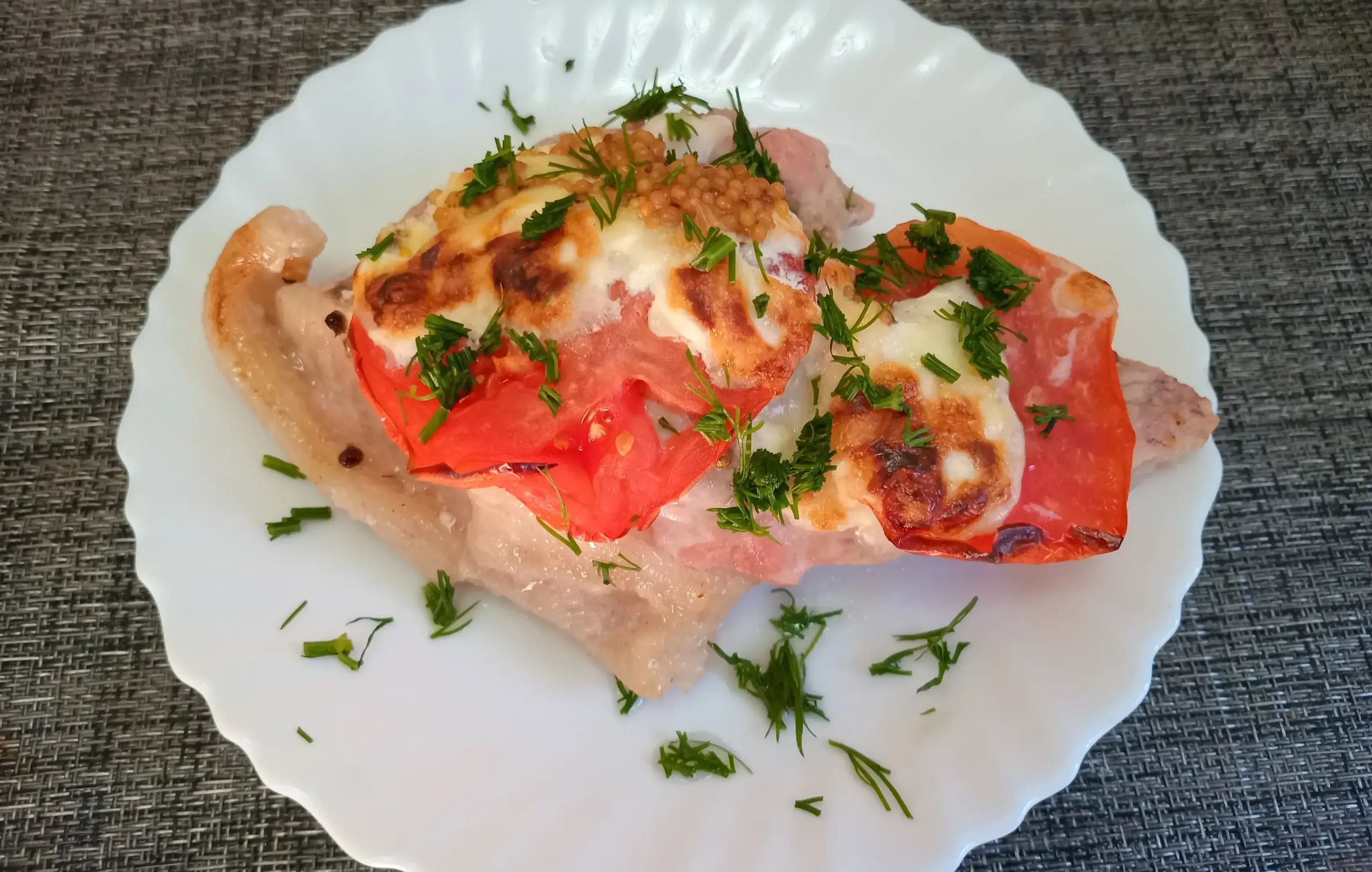 Свинина запечённая под помидорами