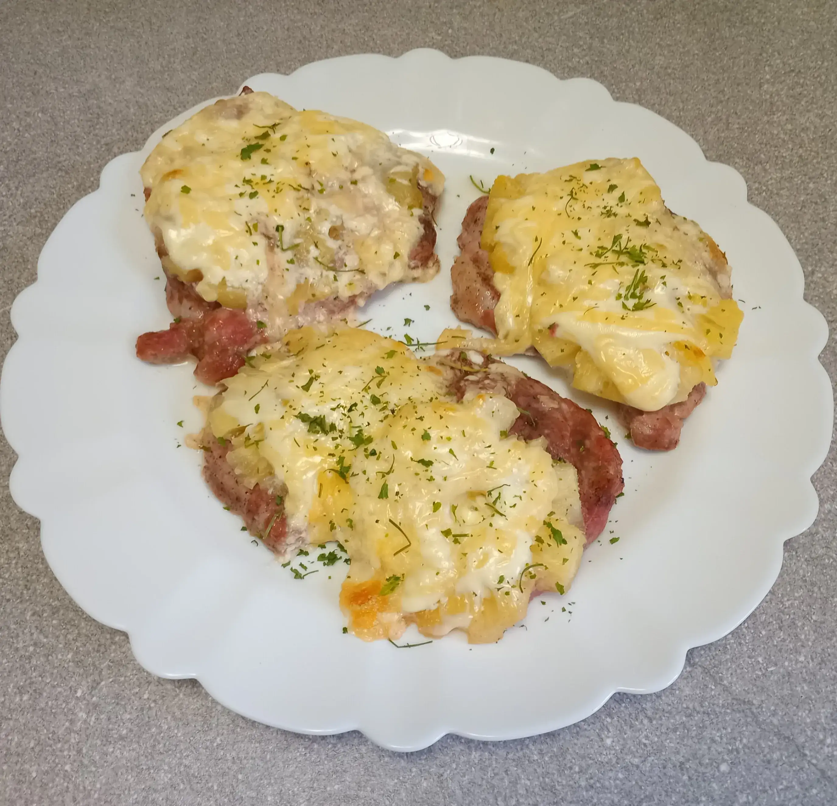 Свиной шницель под ананасами с сыром