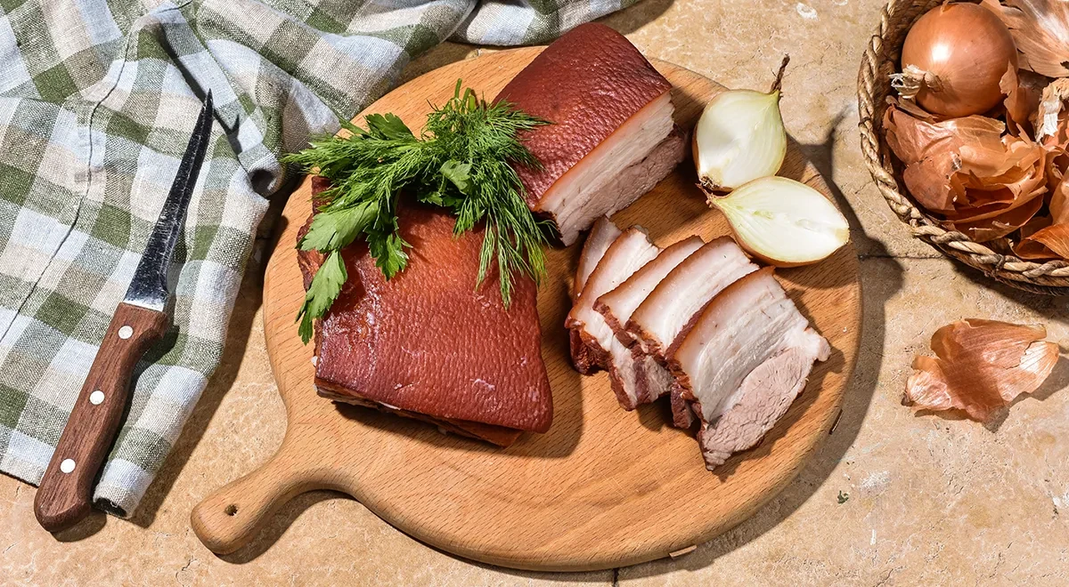 Свиные щечки в луковой шелухе