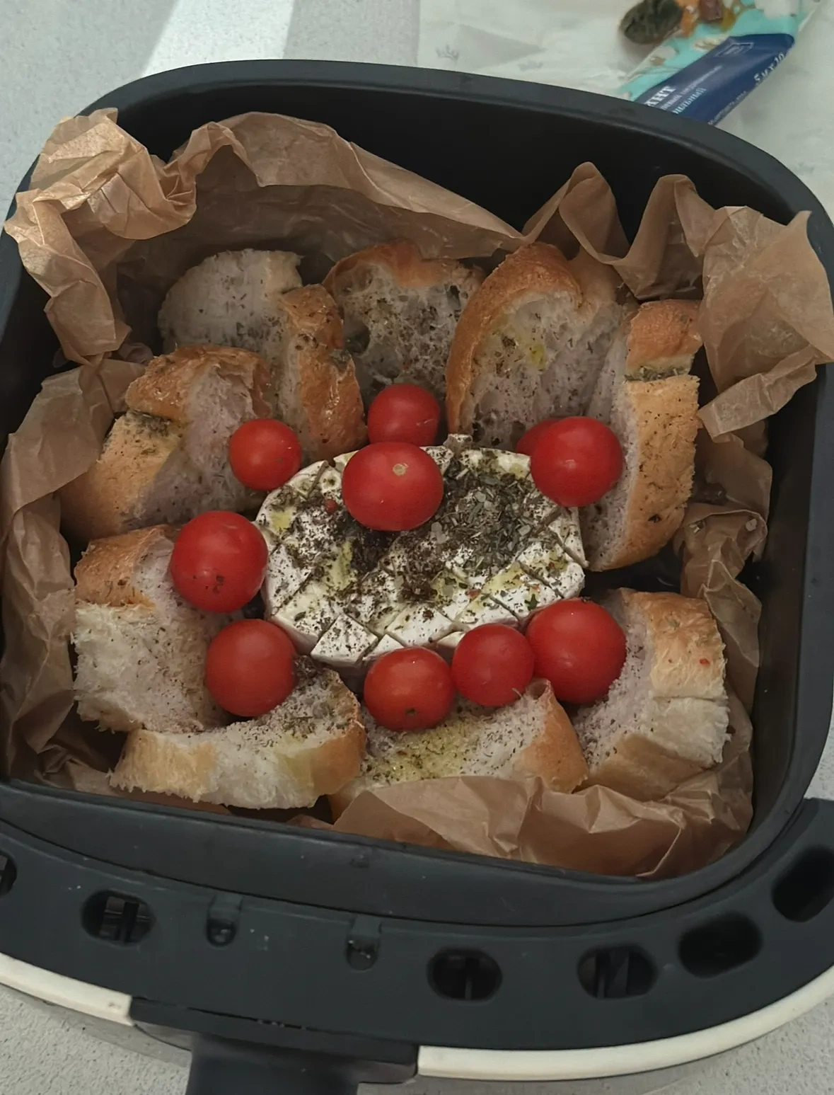 Сыр с помидорами черри и хлебом