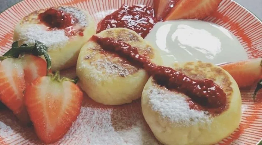 Сырники с ягодным соусом