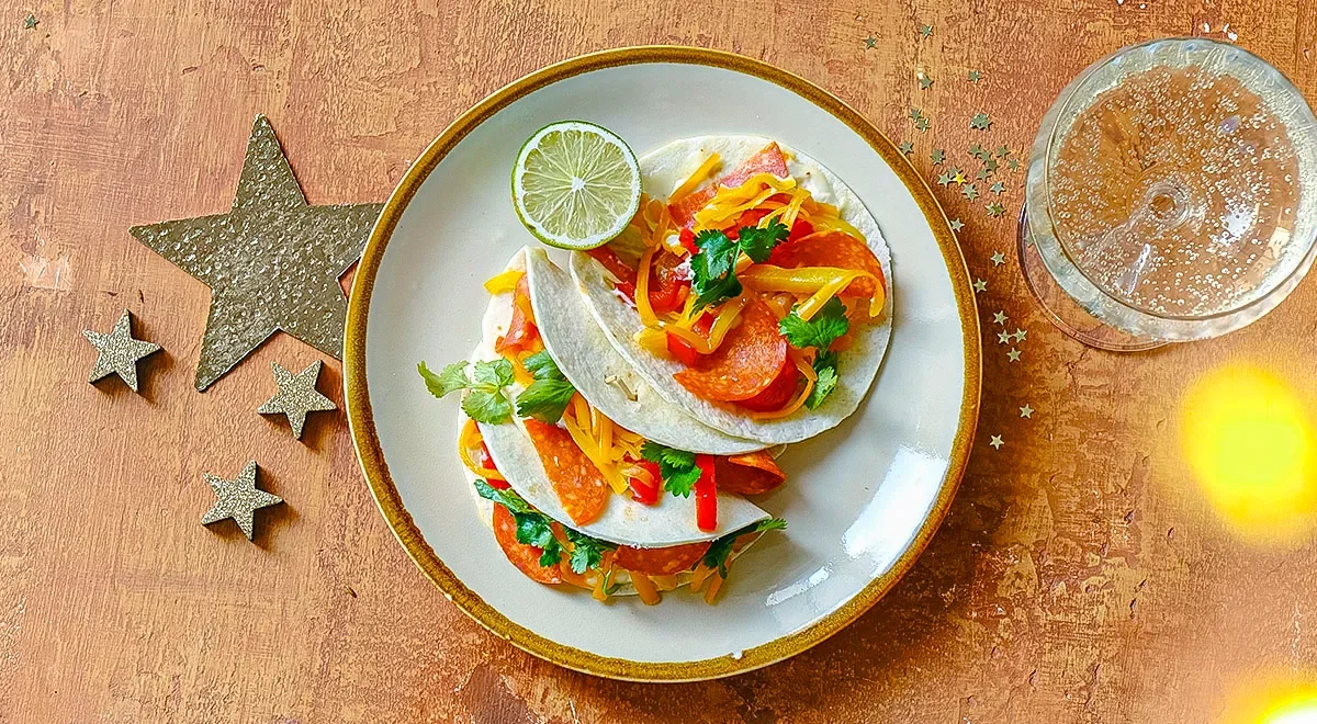 Тако с салями и жареным перцем