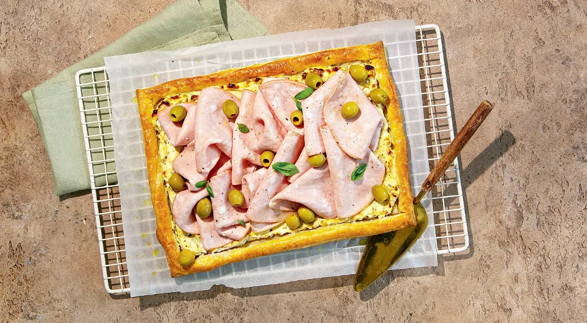 Тарт с любительской колбасой и оливками