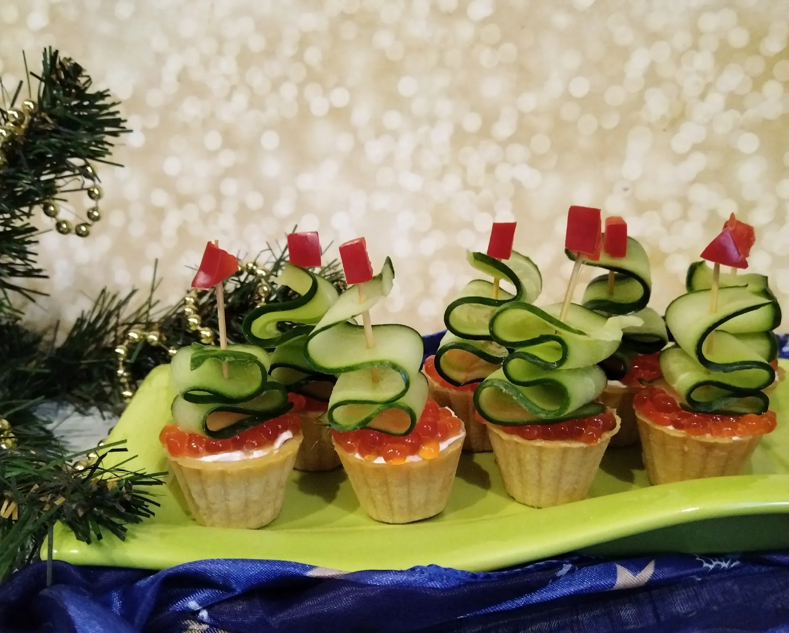 Тарталетки с красной икрой «Ёлочки»