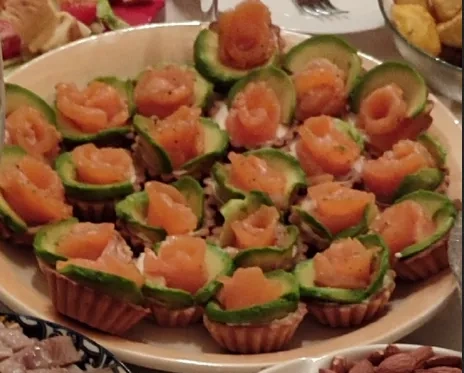 Тарталетки с красной рыбой и свежим огурцом
