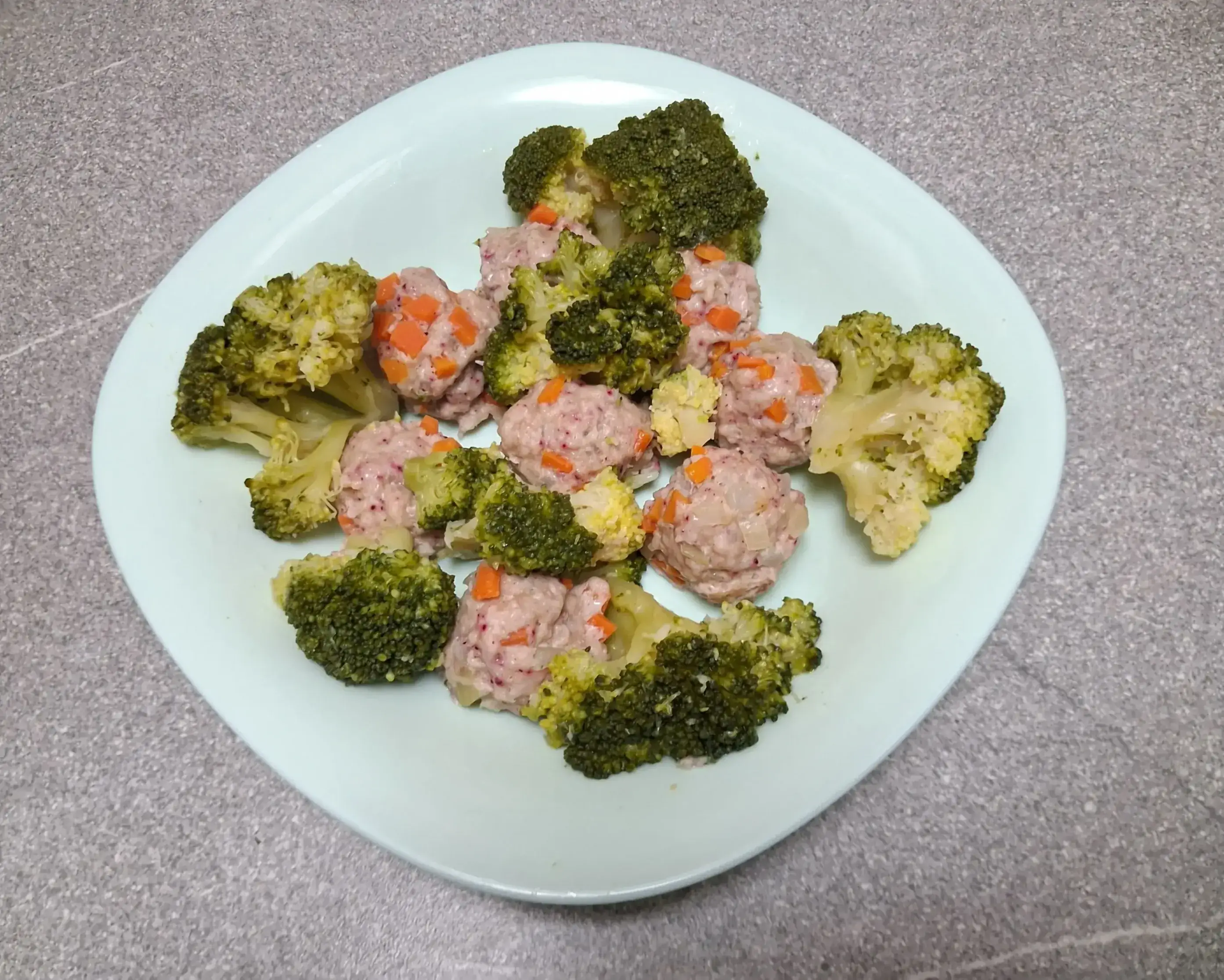 Тефтели с брокколи на пару