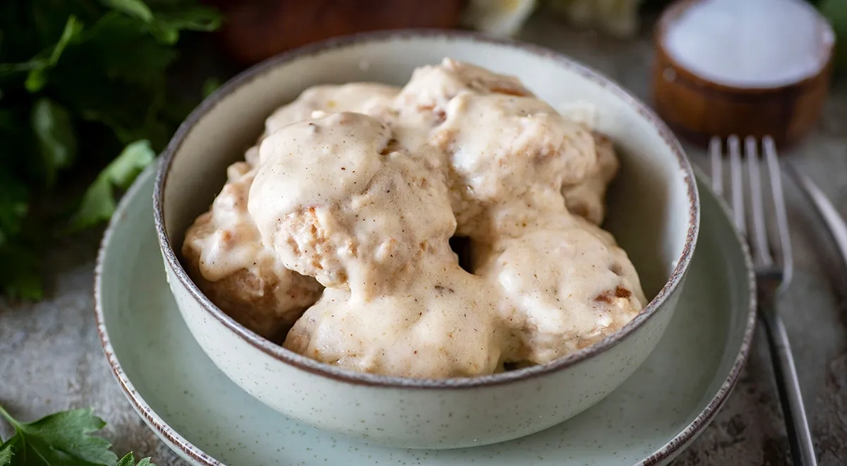 Тефтели в сметанном соусе в мультиварке