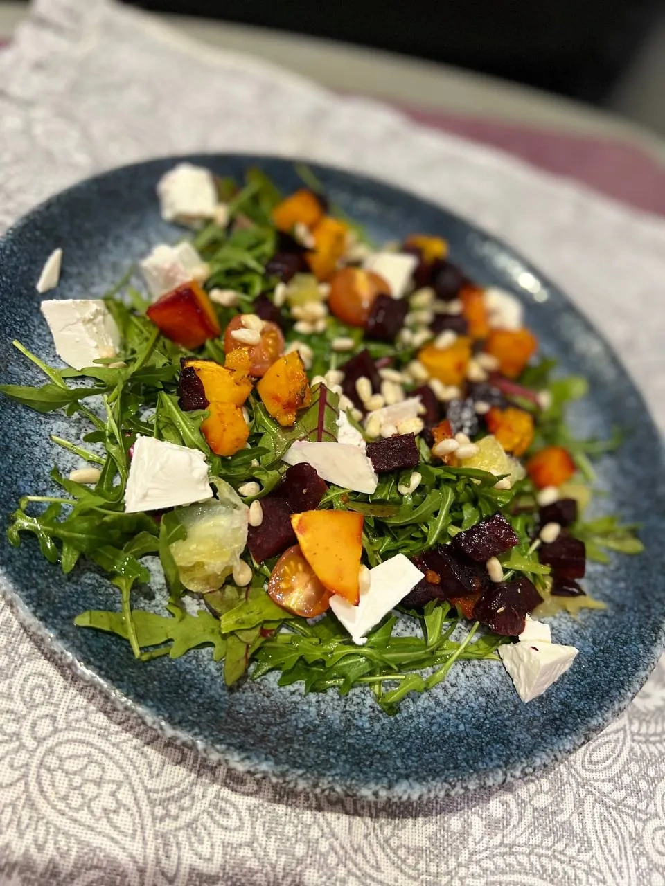 Теплый салат с тыквой и свеклой