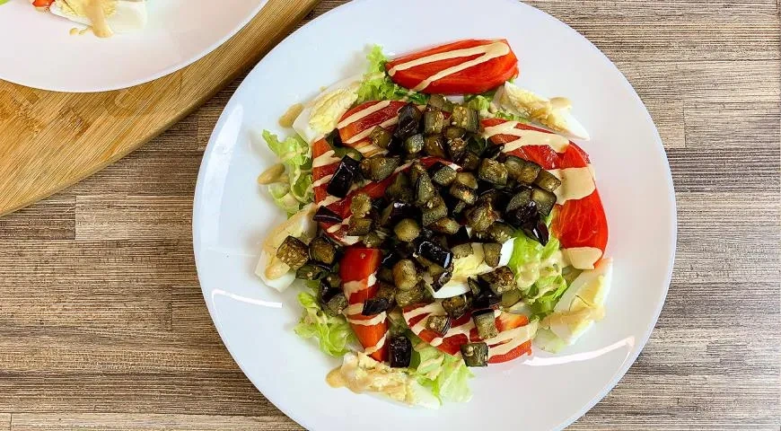 Теплый салат из баклажанов с помидорами