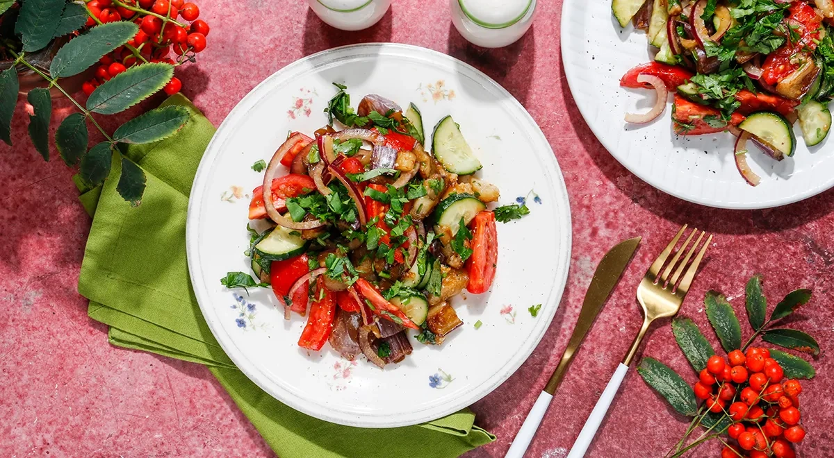 Теплый салат из огурцов, помидоров и баклажанов