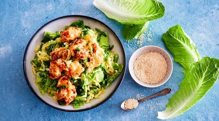Теплый салат с хрустящим цыпленком, капустой и романо