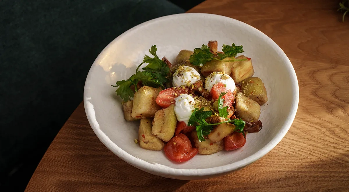 Теплый салат с лисичками и жареными баклажанами