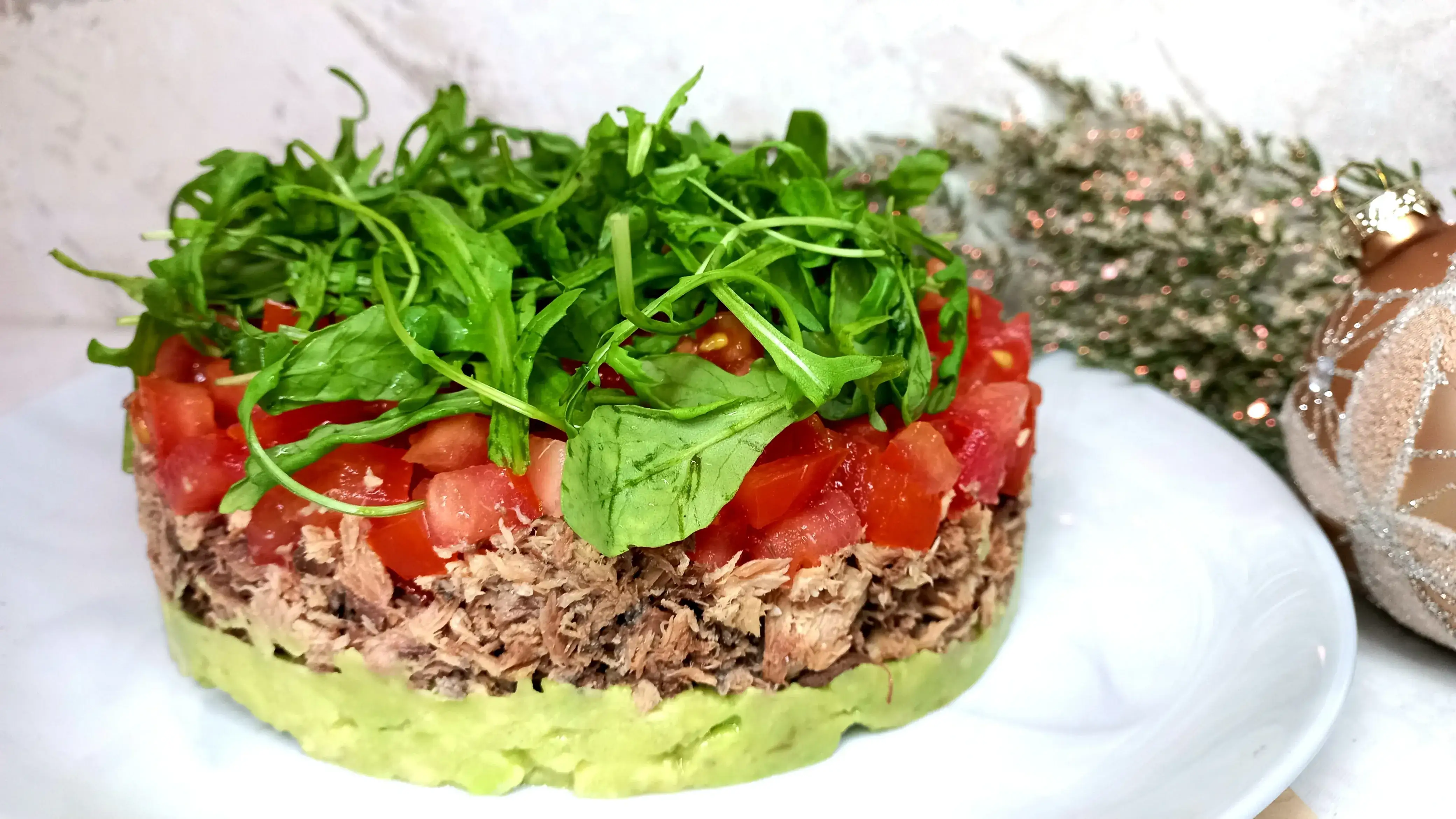 Тимбал из тунца и авокадо