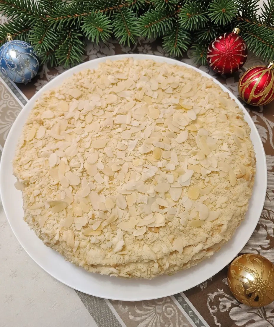 Торт «Наполеон» с миндальным лепестками