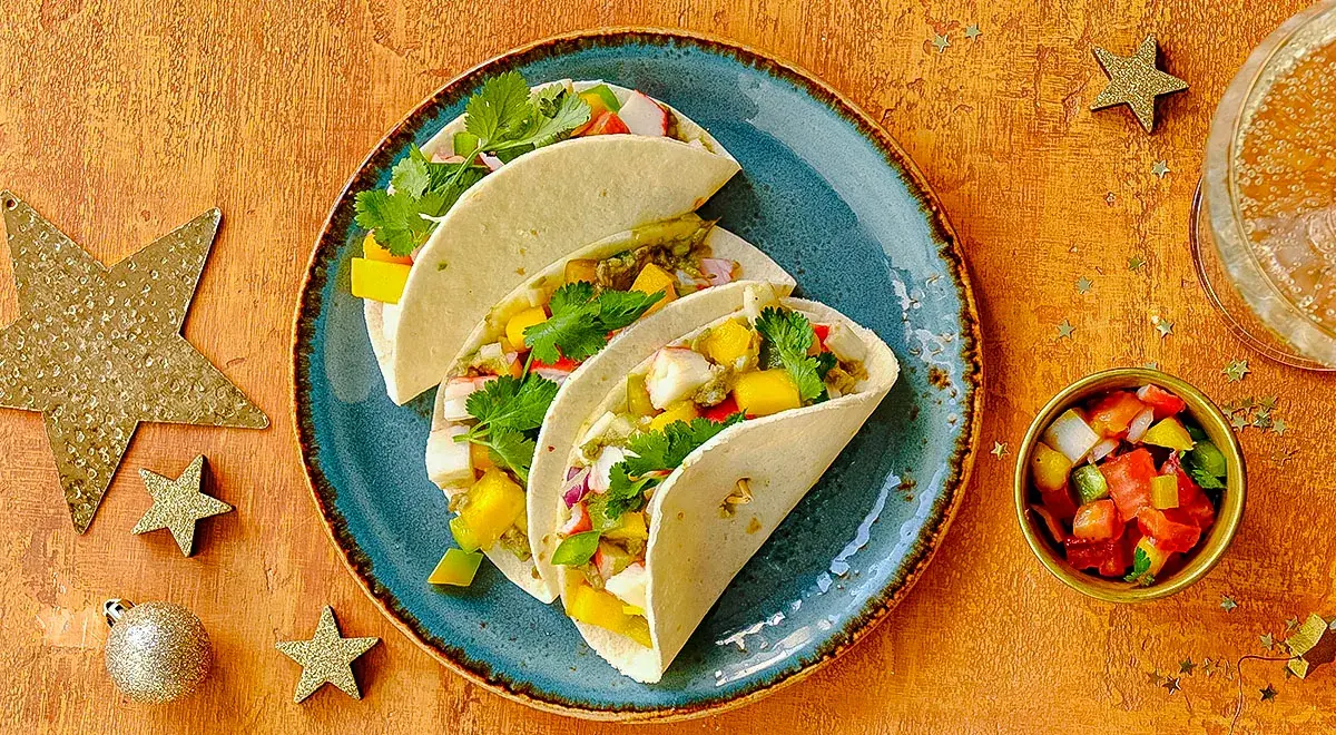 Тако с крабовыми палочками и манго