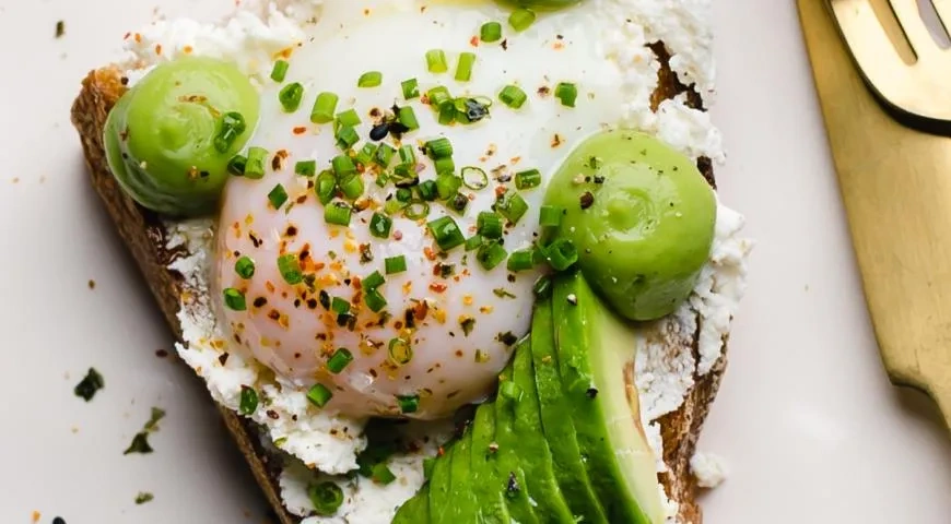 Тост с авокадао, рикоттой и яйцом