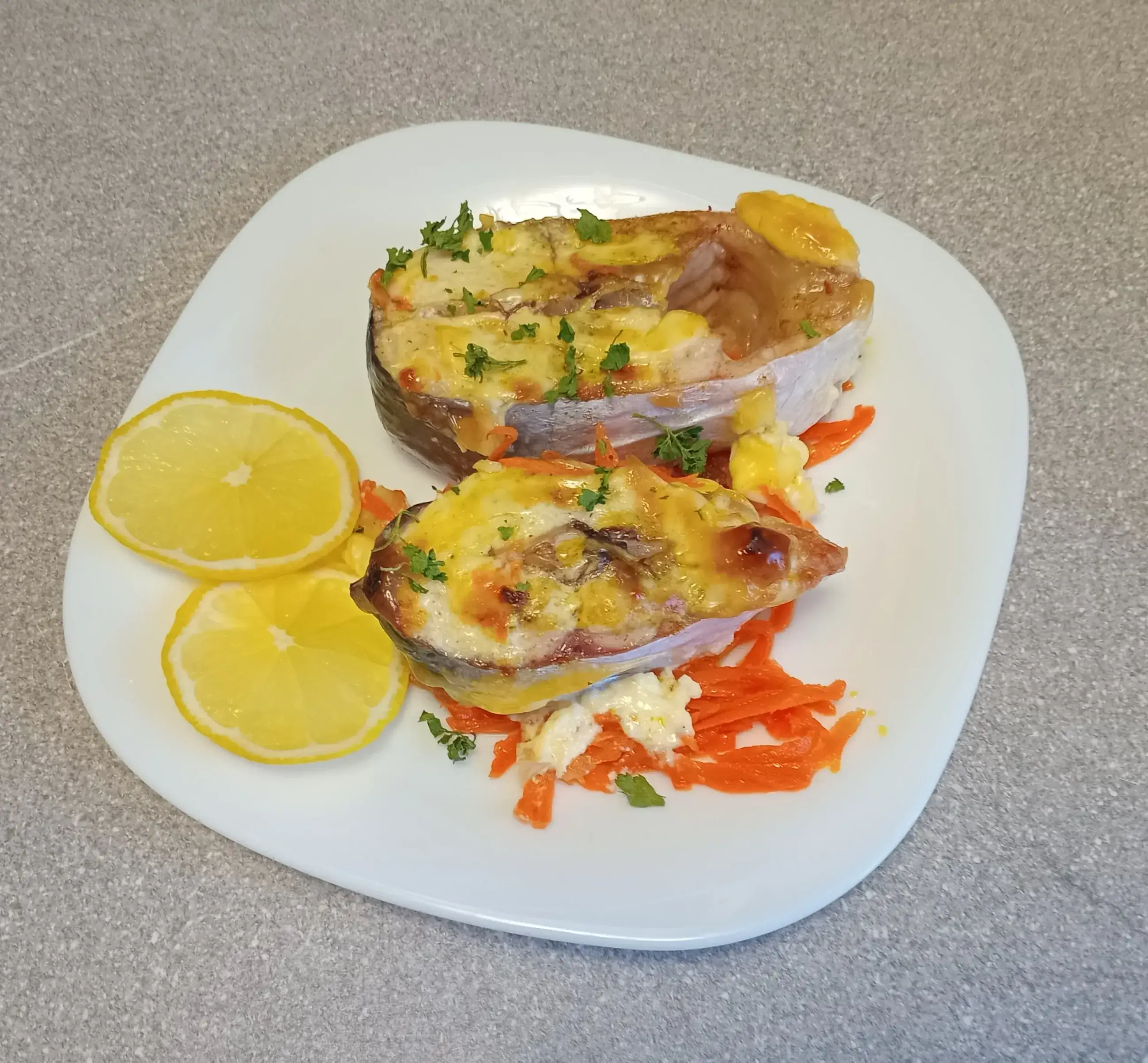 Треска запечённая с морковью и луком